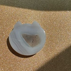 Cute cat shaped geode with sparkly, druzy quartz 😍✨